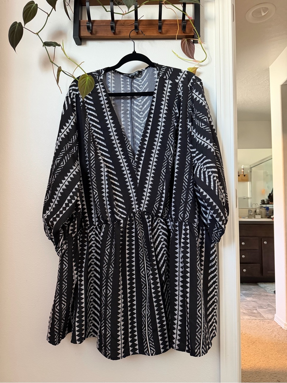 BloomChic Black & White V-Neck Blouse Size 28